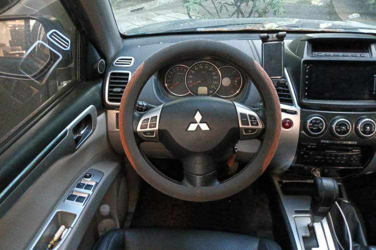 Used Mitsubishi Pajero Sport 2013 3.0L Automatic 4x4 Executive Edition Steering Wheel