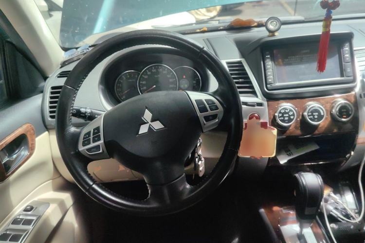 Used Mitsubishi Pajero Sport 2013 3.0L Automatic 4x4 Flagship Edition Steering Wheel