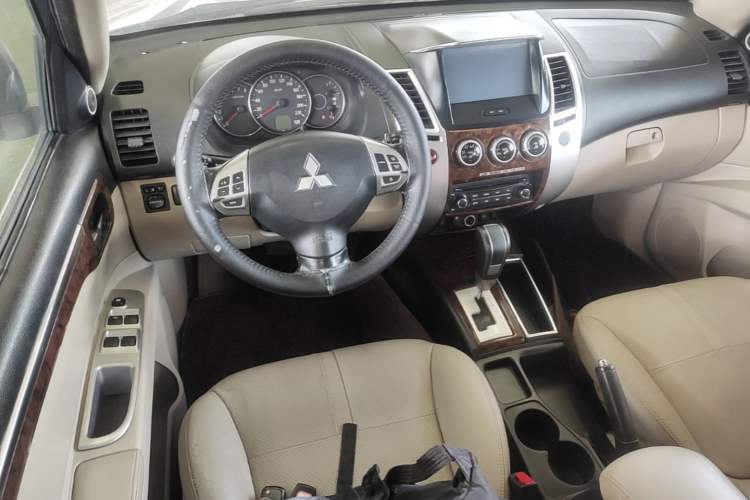 Used Mitsubishi Pajero Sport 2013 3.0L Automatic Two-Wheel Drive Luxury Edition Steering Wheel