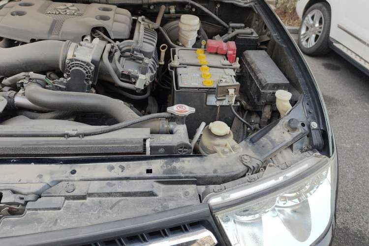 Used Mitsubishi Pajero Sport 2013 3.0L Automatic 4x4 Flagship Edition Engine Bay Left