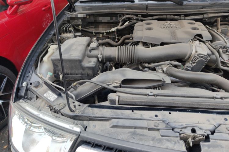 Used Mitsubishi Pajero Sport 2013 3.0L Automatic 4x4 Flagship Edition Engine Bay Right