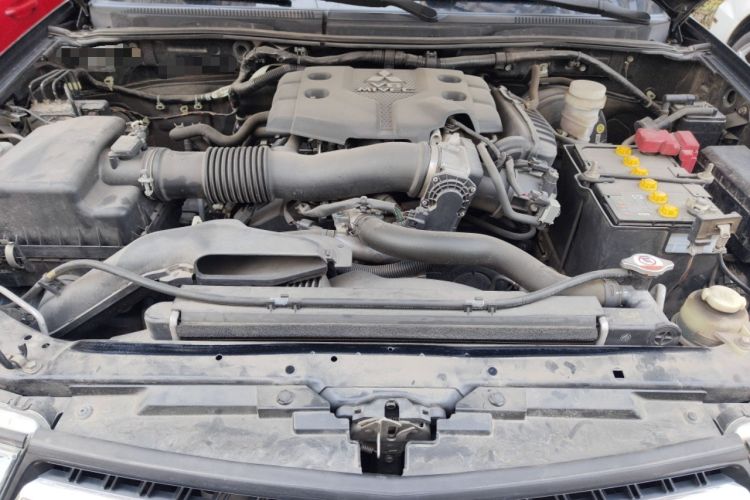 Used Mitsubishi Pajero Sport 2013 3.0L Automatic 4x4 Flagship Edition Engine Bay