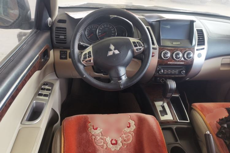 Used Mitsubishi Pajero Sport 2013 3.0L Automatic Two-Wheel Drive Luxury Edition Steering Wheel