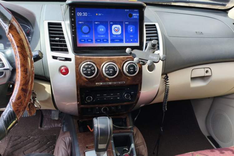 Used Mitsubishi Pajero Sport 2013 3.0L Automatic Two-Wheel Drive Luxury Edition Audio And AC Panel