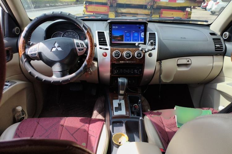 Used Mitsubishi Pajero Sport 2013 3.0L Automatic Two-Wheel Drive Luxury Edition Center Console