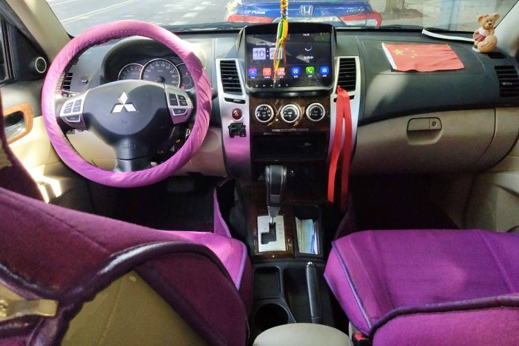 Used Mitsubishi Pajero Sport 2013 3.0L Automatic Two-Wheel Drive Luxury Edition Center Console