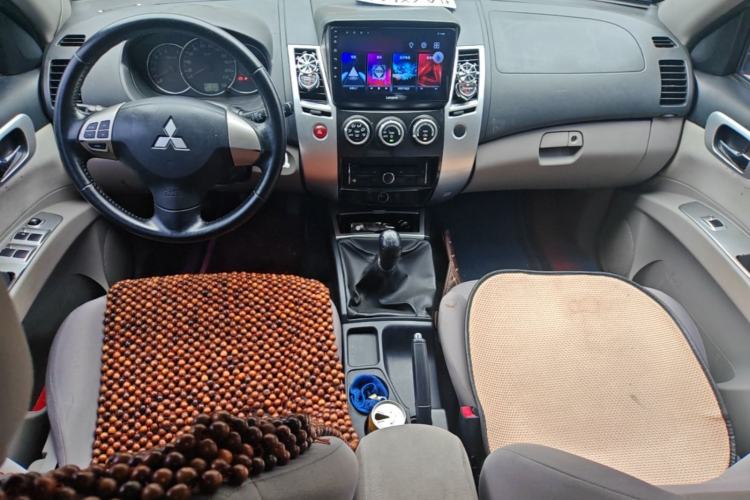 Used Mitsubishi Pajero Sport 2013 2.4L Manual Two-Wheel Drive Comfort Edition Center Console