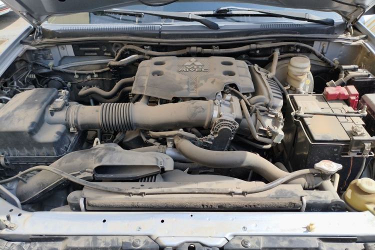 Used Mitsubishi Pajero Sport 2013 3.0L Automatic Two-Wheel Drive Luxury Edition Engine Bay