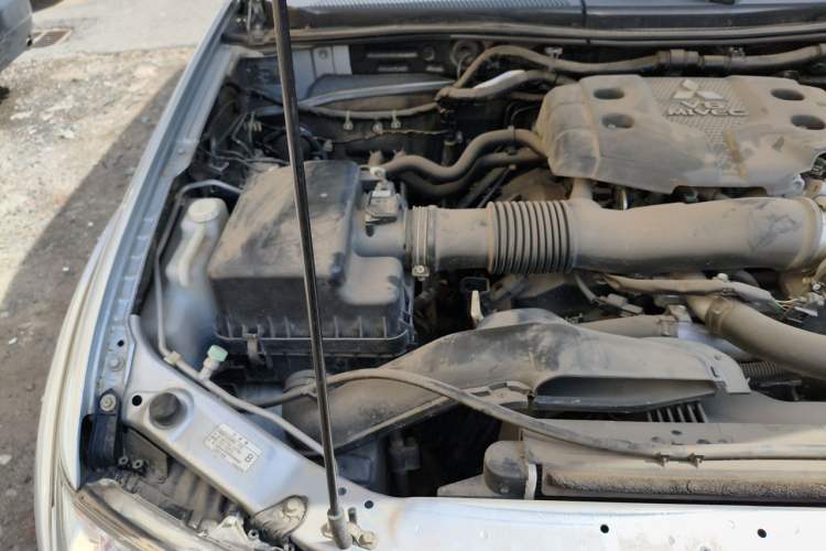 Used Mitsubishi Pajero Sport 2013 3.0L Automatic Two-Wheel Drive Luxury Edition Engine Bay Right