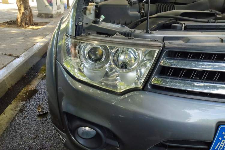 Used Mitsubishi Pajero Sport 2013 3.0L Automatic Two-Wheel Drive Luxury Edition Right Front Headlight