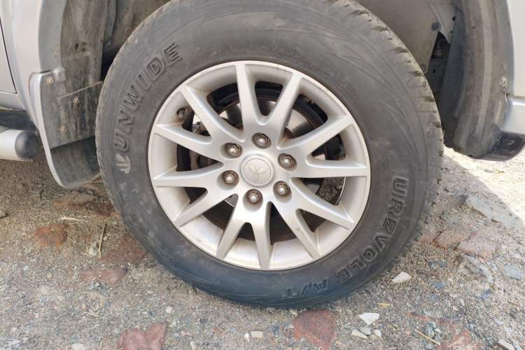 Used Mitsubishi Pajero Sport 2013 3.0L Automatic Two-Wheel Drive Luxury Edition Right Front Wheel Hub