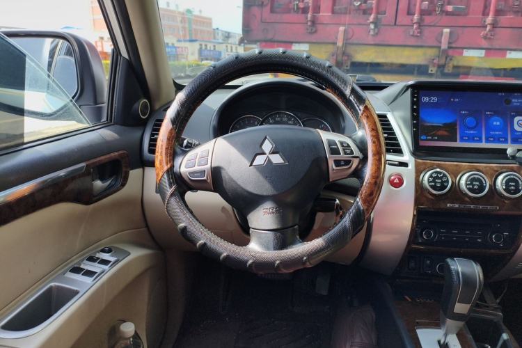 Used Mitsubishi Pajero Sport 2013 3.0L Automatic Two-Wheel Drive Luxury Edition Steering Wheel