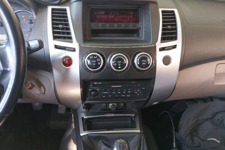 Used Mitsubishi Pajero Sport 2013 2.4L Manual Two-Wheel Drive Comfort Edition Audio And AC Panel