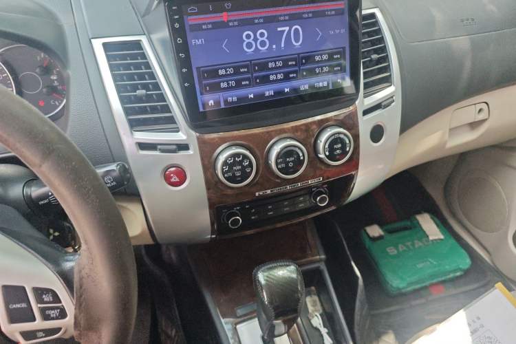 Used Mitsubishi Pajero Sport 2013 3.0L Automatic Two-Wheel Drive Luxury Edition Audio And AC Panel