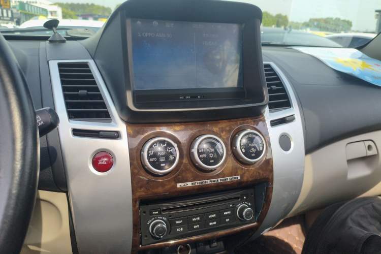 Used Mitsubishi Pajero Sport 2013 3.0L Automatic Two-Wheel Drive Luxury Edition Audio And AC Panel