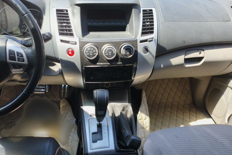 Used Mitsubishi Pajero Sport 2013 3.0L Automatic 4x4 Executive Edition Audio And AC Panel