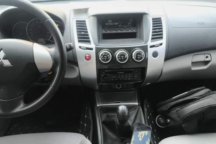 Used Mitsubishi Pajero Sport 2013 2.4L Manual Two-Wheel Drive Comfort Edition Audio And AC Panel