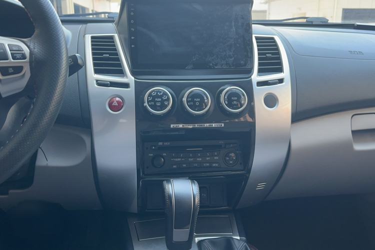 Used Mitsubishi Pajero Sport 2013 3.0L Automatic 4x4 Executive Edition Audio And AC Panel