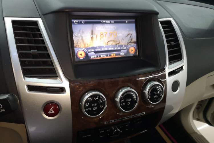 Used Mitsubishi Pajero Sport 2013 3.0L Automatic Two-Wheel Drive Luxury Edition Audio And AC Panel