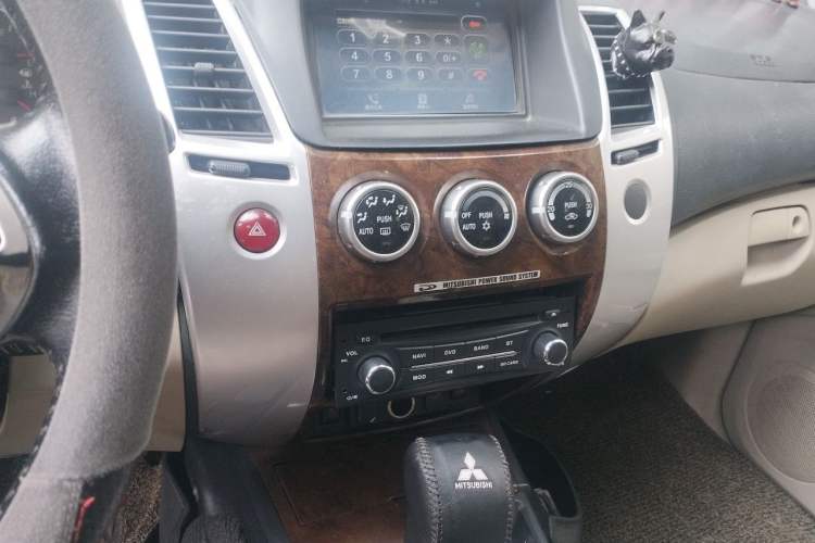 Used Mitsubishi Pajero Sport 2013 3.0L Automatic Two-Wheel Drive Luxury Edition Audio And AC Panel