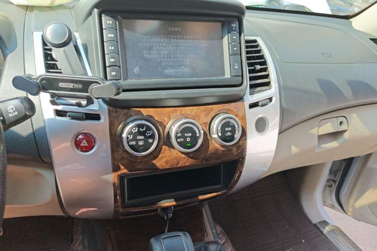Used Mitsubishi Pajero Sport 2013 3.0L Automatic 4x4 Flagship Edition Audio And AC Panel