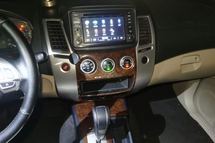 Used Mitsubishi Pajero Sport 2013 3.0L Automatic Two-Wheel Drive Luxury Edition Audio And AC Panel