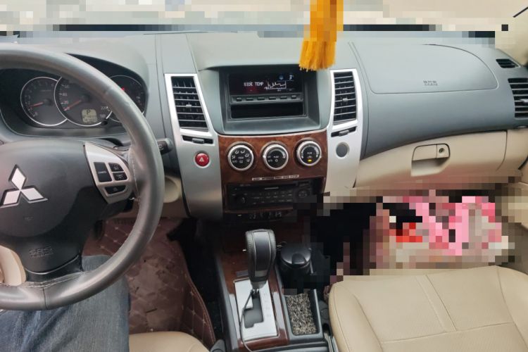 Used Mitsubishi Pajero Sport 2013 3.0L Automatic Two-Wheel Drive Luxury Edition Audio And AC Panel