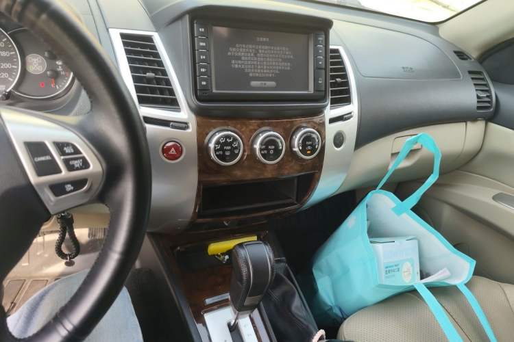 Used Mitsubishi Pajero Sport 2013 3.0L Automatic 4x4 Flagship Edition Audio And AC Panel
