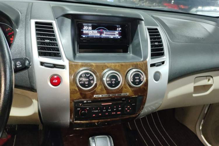 Used Mitsubishi Pajero Sport 2013 3.0L Automatic Two-Wheel Drive Luxury Edition Audio And AC Panel