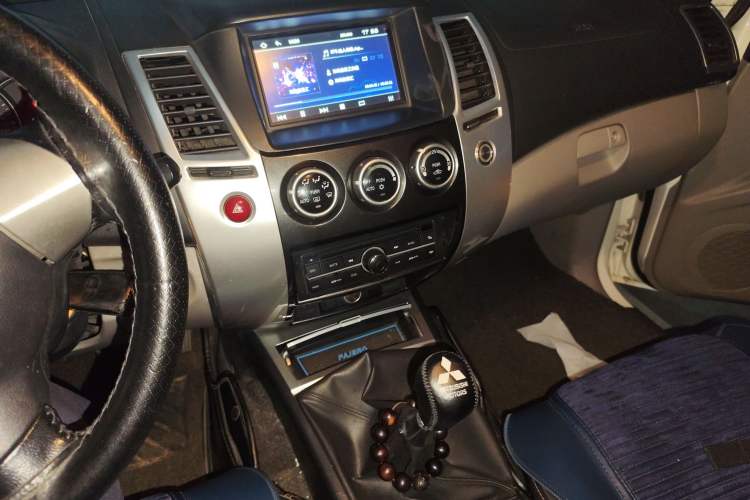Used Mitsubishi Pajero Sport 2013 2.4L Manual Two-Wheel Drive Comfort Edition Audio And AC Panel