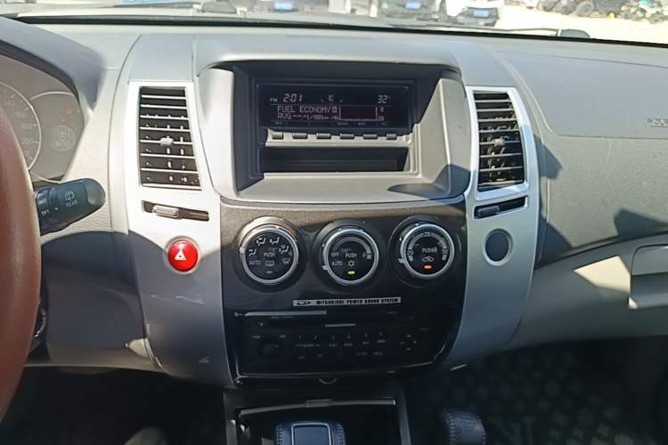 Used Mitsubishi Pajero Sport 2013 3.0L Automatic 4x4 Executive Edition Audio And AC Panel