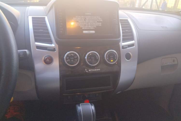 Used Mitsubishi Pajero Sport 2013 3.0L Automatic 4x4 Flagship Edition Audio And AC Panel