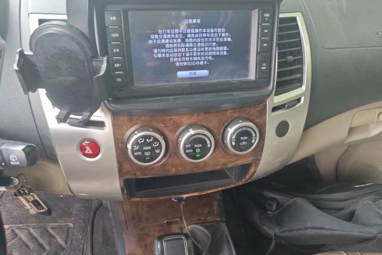 Used Mitsubishi Pajero Sport 2013 3.0L Automatic 4x4 Flagship Edition Audio And AC Panel