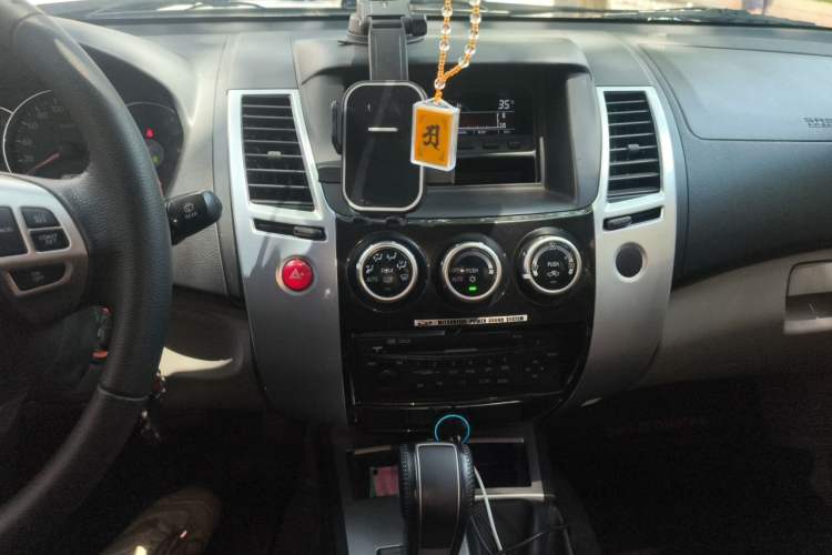 Used Mitsubishi Pajero Sport 2013 3.0L Automatic 4x4 Executive Edition Audio And AC Panel