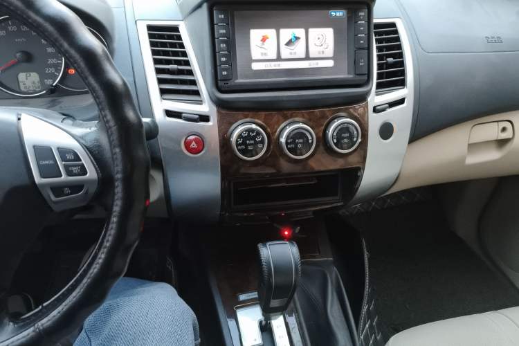 Used Mitsubishi Pajero Sport 2013 3.0L Automatic 4x4 Flagship Edition Audio And AC Panel