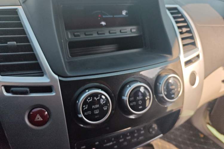 Used Mitsubishi Pajero Sport 2013 2.4L Manual Two-Wheel Drive Comfort Edition Audio And AC Panel