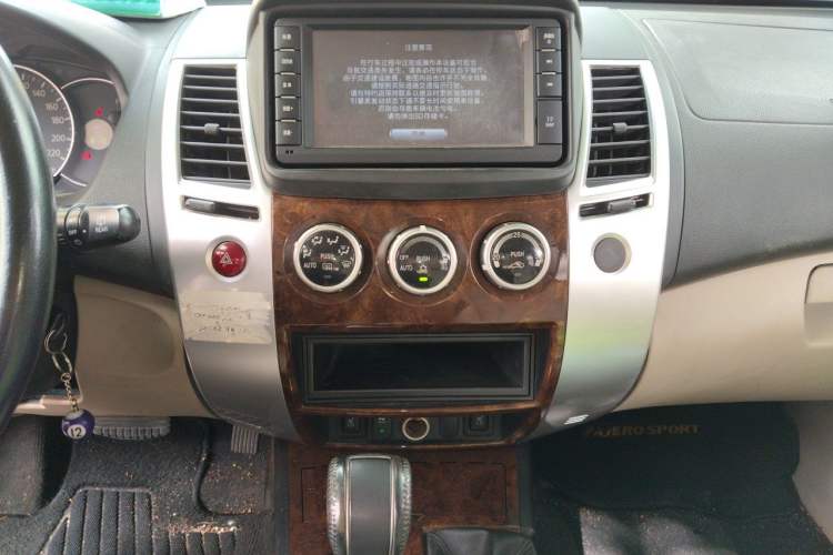 Used Mitsubishi Pajero Sport 2013 3.0L Automatic 4x4 Flagship Edition Audio And AC Panel