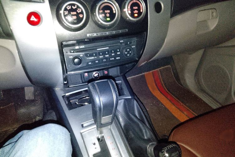 Used Mitsubishi Pajero Sport 2013 3.0L Automatic 4x4 Executive Edition Audio And AC Panel