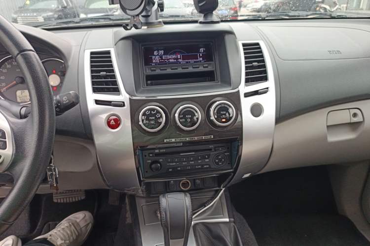 Used Mitsubishi Pajero Sport 2013 3.0L Automatic 4x4 Executive Edition Audio And AC Panel