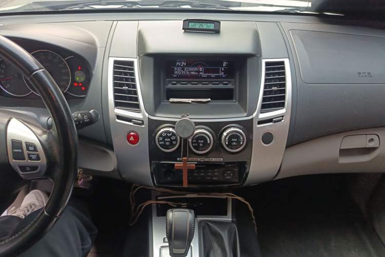 Used Mitsubishi Pajero Sport 2013 3.0L Automatic 4x4 Executive Edition Audio And AC Panel
