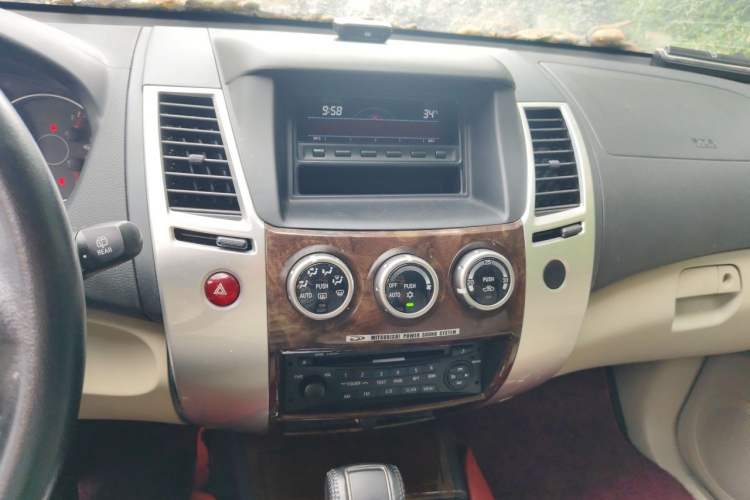 Used Mitsubishi Pajero Sport 2013 3.0L Automatic Two-Wheel Drive Luxury Edition Audio And AC Panel