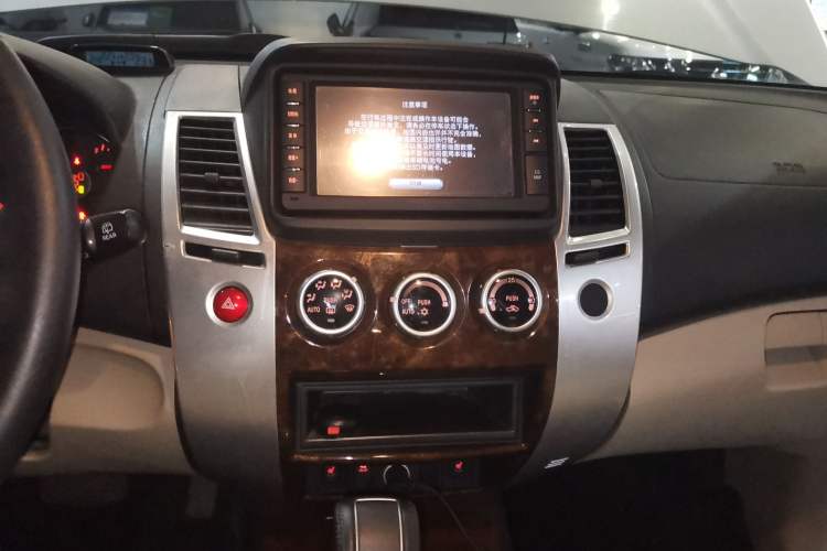 Used Mitsubishi Pajero Sport 2013 3.0L Automatic 4x4 Flagship Edition Audio And AC Panel