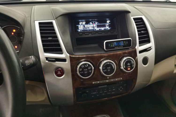 Used Mitsubishi Pajero Sport 2013 3.0L Automatic Two-Wheel Drive Luxury Edition Audio And AC Panel
