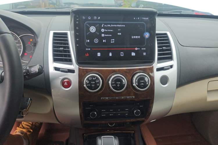 Used Mitsubishi Pajero Sport 2013 3.0L Automatic Two-Wheel Drive Luxury Edition Audio And AC Panel