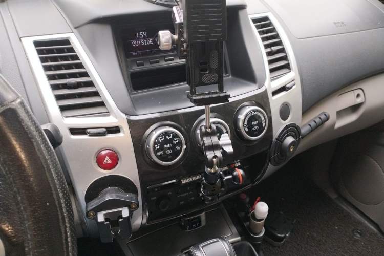 Used Mitsubishi Pajero Sport 2013 3.0L Automatic 4x4 Executive Edition Audio And AC Panel