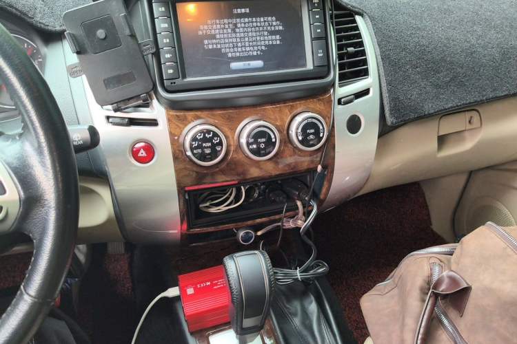 Used Mitsubishi Pajero Sport 2013 3.0L Automatic 4x4 Flagship Edition Audio And AC Panel