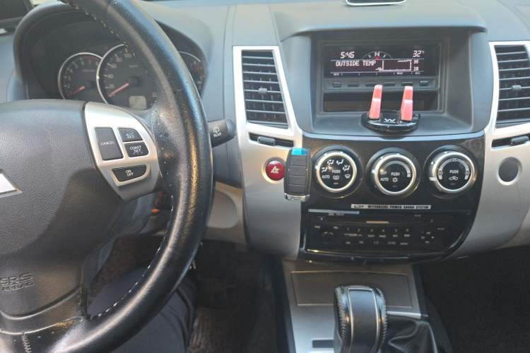 Used Mitsubishi Pajero Sport 2013 3.0L Automatic 4x4 Executive Edition Audio And AC Panel