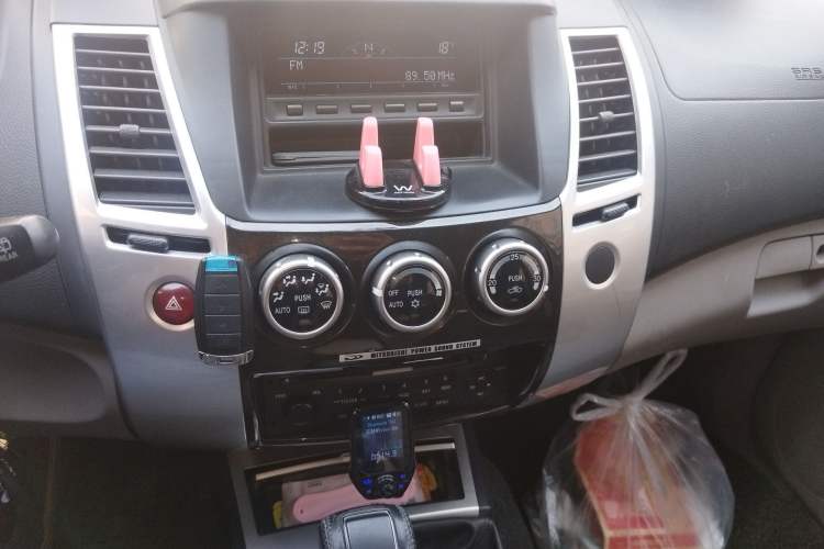 Used Mitsubishi Pajero Sport 2013 3.0L Automatic 4x4 Executive Edition Audio And AC Panel