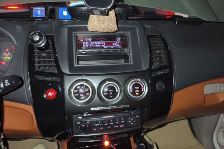 Used Mitsubishi Pajero Sport 2013 3.0L Automatic 4x4 Executive Edition Audio And AC Panel
