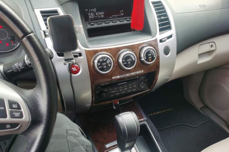 Used Mitsubishi Pajero Sport 2013 3.0L Automatic Two-Wheel Drive Luxury Edition Audio And AC Panel
